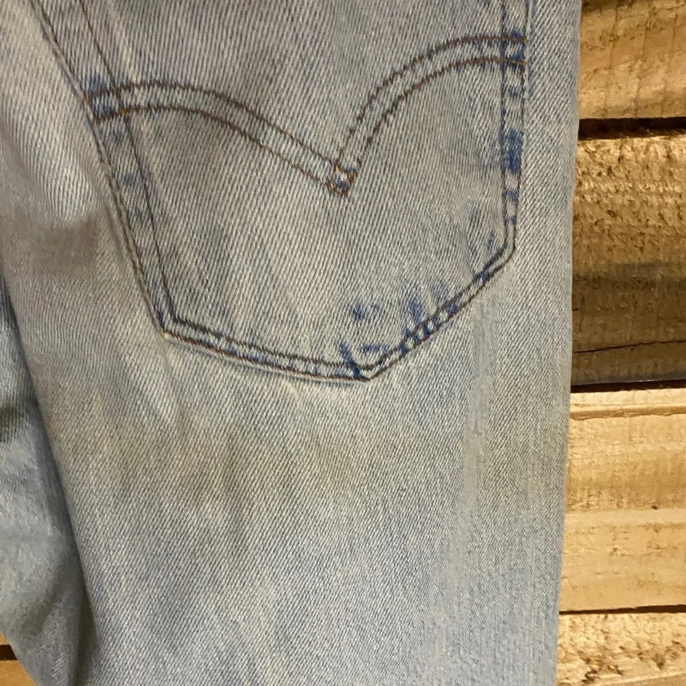 Vintage Y2K Levi’s 505 light wash Blue Jeans distressed size 32x30 (tag 33x30)